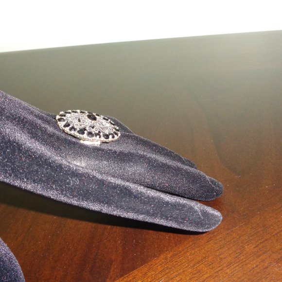 Costume Jewelry- oval ring with black Czech glass - Picture 11 of 12